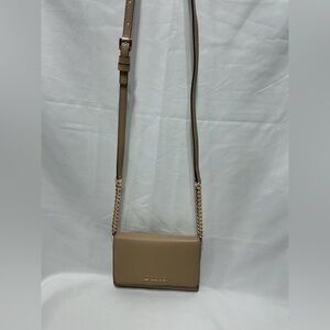 Michael Kors Jet Set Travel Medium Phone Crossbody Bag— Like New- Tan Pebble Lea
